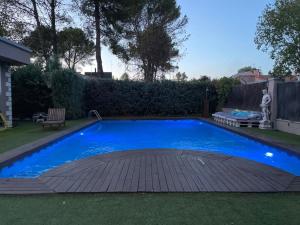 una grande piscina blu in un cortile di Casa de lujo con piscina privada, cerca de Madrid a Villalbilla