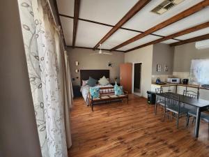 un soggiorno con letto e tavolo di Midway Overnight Rooms a Kimberley