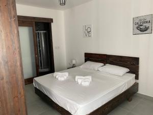 ein Schlafzimmer mit einem Bett mit zwei Handtüchern darauf in der Unterkunft St gaetans studio apartment 6A in Tas-Samra