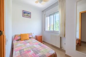 una camera da letto con un letto e una finestra di Apartamento en complejo residencial, con piscina. a Salou Altre 19 foto