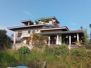 マータラにあるSunrise Eco Resortの高い草の丘の上の家