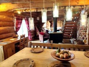 a kitchen with a wooden table with a bowl of fruit at Buckey Lodge, à 2 minutes des cascades de Tendon in Tendon