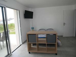 a room with a desk with a tv and a bed at Studio lumineux avec terrasse in La Roche-sur-Yon