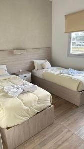 1 Schlafzimmer mit 2 Betten und einem Fenster in der Unterkunft Buenas Vibras in Uribelarrea