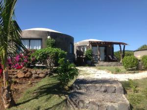 una casa circular con un jardín delante de ella en Domaine de La Paix en Rodrigues Island