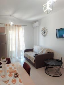 TV a/nebo společenská místnost v ubytování Athinais Karystos