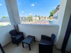 einen Balkon mit Stühlen und Straßenblick in der Unterkunft Apartmány Lavender 