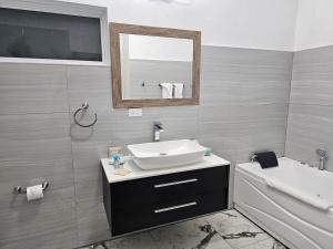 Ένα μπάνιο στο Roots Cafe Rooms