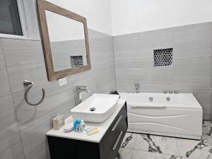 Ένα μπάνιο στο Roots Cafe Rooms