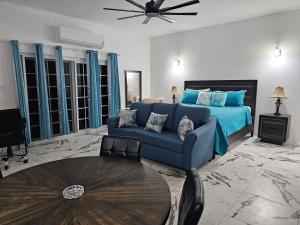 Χώρος καθιστικού στο Roots Cafe Rooms