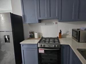 Η κουζίνα ή μικρή κουζίνα στο Roots Cafe Rooms