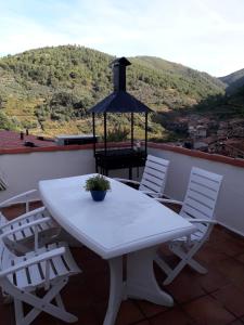 een witte tafel en stoelen op een dak bij Luna Menguante in Robledillo de Gata