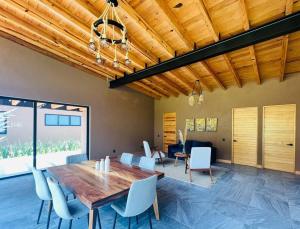 - une salle à manger avec une table et des chaises en bois dans l'établissement Cabaña en el bosque V14, à Godínez