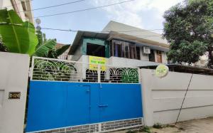 Bangunan di mana terletaknya rumah tamu ini