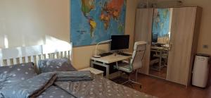 une chambre avec un lit et un bureau avec un ordinateur dans l'établissement Cozy Telliskivi apartment near city centre, à Tallinn 14 autres photos