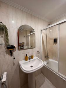 ein Badezimmer mit einem Waschbecken, einer Dusche und einer Badewanne in der Unterkunft Centrico y acogedor, Posibilidad parking 10 euros dia in Vigo