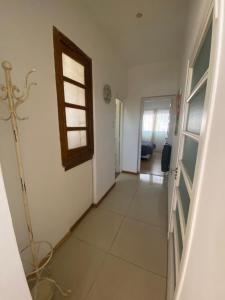 un couloir d'une maison avec une porte et une fenêtre dans l'établissement Puerta 460, à Barraquero
