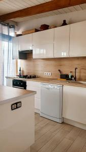 Φωτογραφία από το άλμπουμ του Beautiful chalet with wifi and free parking σε Arona