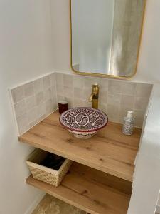 ein Badezimmer mit einem Waschbecken auf einem Holzregal in der Unterkunft Maison en Normandie - 5 min plage Houlgate - Villers sur mer in Auberville