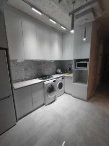una cocina con estufa y lavadora en Formula 1-BAKU CITY, en Baku 9 fotos más
