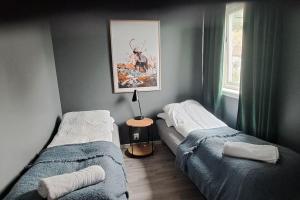 Postel nebo postele na pokoji v ubytování Senja, Husøy i Senja. Leilighet med utsikt over fjord og fjell