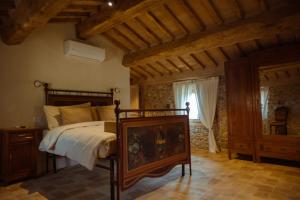 um quarto com uma cama num quarto com tectos em madeira em Agriturismo Podere Tovari em Anghiari