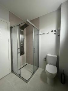 uma casa de banho com um chuveiro e um WC. em Vila Simfonija em Vrnjačka Banja