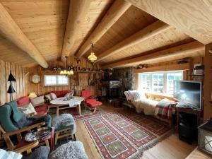 Zona d'estar a Snikkerplassen - cabin with amazing view and hiking opportunities