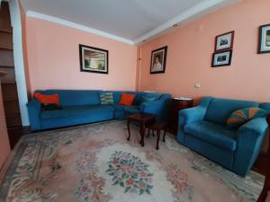 Bežanija的住宿－Zo Apartman Blok 44，客厅配有蓝色的沙发和地毯。