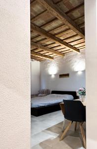 - une chambre avec un lit, une table et une chaise dans l'établissement A 2 Passi Bed and Breakfast, à Faenza