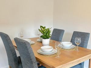 Posezení v ubytování Modern 2 bed townhouse just outside City Walls with free private parking