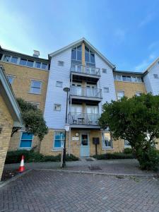 an apartment building with a fire hydrant in front of it at Spacious 3 bedroom apartment free parking in Kent
