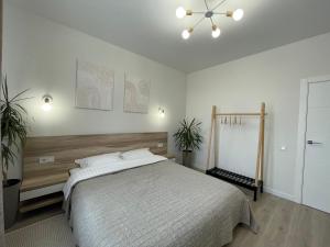 1 dormitorio con 1 cama grande y techo en «ГОРИ́ЩЕ на площі Польський ринок», en Kamianets-Podilskyi