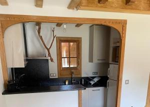 Appartement cœur vallée d'Aure في Vielle-Aure: مطبخ مع مغسلة وثلاجة
