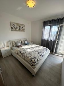 ein Schlafzimmer mit einem großen Bett und einem Fenster in der Unterkunft Holiday house "Sabine pink" in Skrbčići