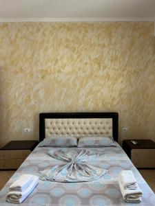 En eller flere senge i et værelse på Hotel Frida