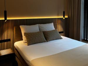 łóżko z dwoma poduszkami w sypialni w obiekcie Bed en Baguette w mieście Burgh Haamstede