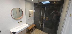 ニューキーにあるLuxury home near Fistral Beachの浴室の写真を撮る男 +13枚の写真