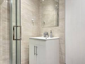 Koupelna v ubytování Modern 2 bed townhouse just outside City Walls with free private parking