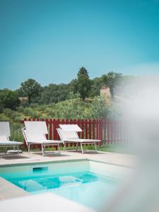 Bazén v ubytovaní Agriturismo Podere Tovari alebo v jeho blízkosti