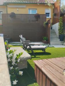 un patio con una mesa de picnic en CASA LAXE DO BARRO, en Cangas de Morrazo