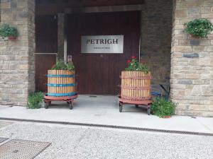 deux barils avec des plantes devant une porte dans l'établissement Alloggio Petrigh 2, à Canal di Grivo