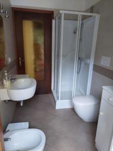 y baño con 2 lavabos, ducha y aseo. en Alloggio Petrigh 2, en Canal di Grivo