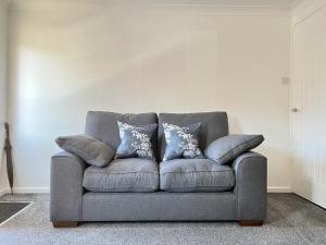 Posezení v ubytování Modern 2 bed townhouse just outside City Walls with free private parking