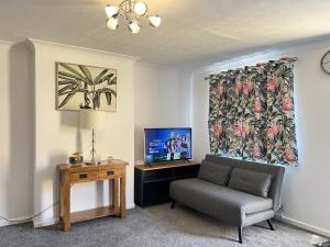 TV a/nebo společenská místnost v ubytování Modern 2 bed townhouse just outside City Walls with free private parking
