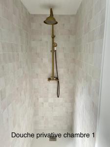 een douche met beige tegels bij Maison en Normandie - 5 min plage Houlgate - Villers sur mer in Auberville