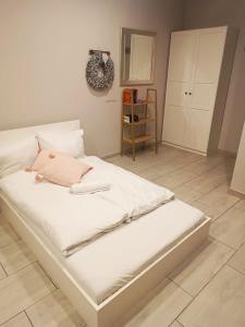 1 cama blanca grande en una habitación en Apartament Stara Piekarnia, en Tychy