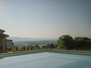 Bazén v ubytovaní Agriturismo Podere Tovari alebo v jeho blízkosti