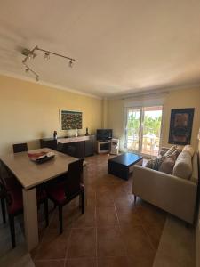 una sala de estar con una mesa y un sofá en Canela Park frontal al mar, en Isla Canela