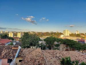 - une vue sur une ville avec des bâtiments et des toits dans l'établissement Casa confortável e segura na região da Pampulha, à Belo Horizonte
